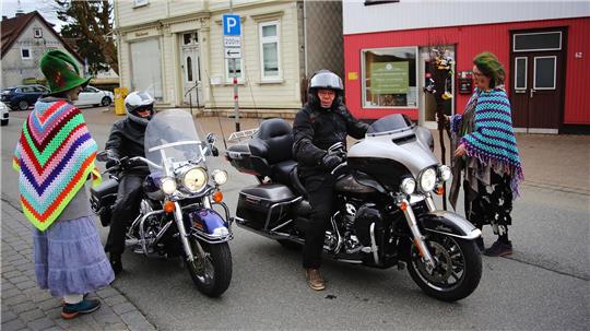 Kein Auto- oder Motorradfahrer ist vor den Hexen sicher.