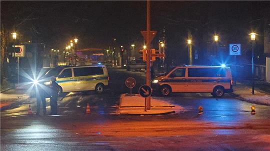Kein Durchkommen: Am Freitagabend versperren Polizeifahrzeuge auf der Klubgartenstraße den Weg zum Bahnhof.
