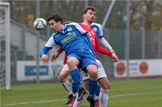 Kein Durchkommen: Auch Raul Lora-Moreno (li.) bleibt in dieser Szene wirkungslos. Am Ende unterliegt der Goslarer SC 08 der Zweiten des MTV Wolfenbüttel mit 1:6. Foto: Gietemann