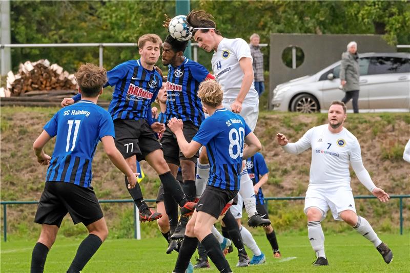 0:0 gegen Hainberg - TSG Bad Harzburg weiter blockiert Kein Durchkommen: Auch der eingewechselte Irhad Ahmatovic (re.) kann sich gegen die emsige Hainberger Hintermannschaft nicht entscheidend durchsetzen. Foto: Drechsler