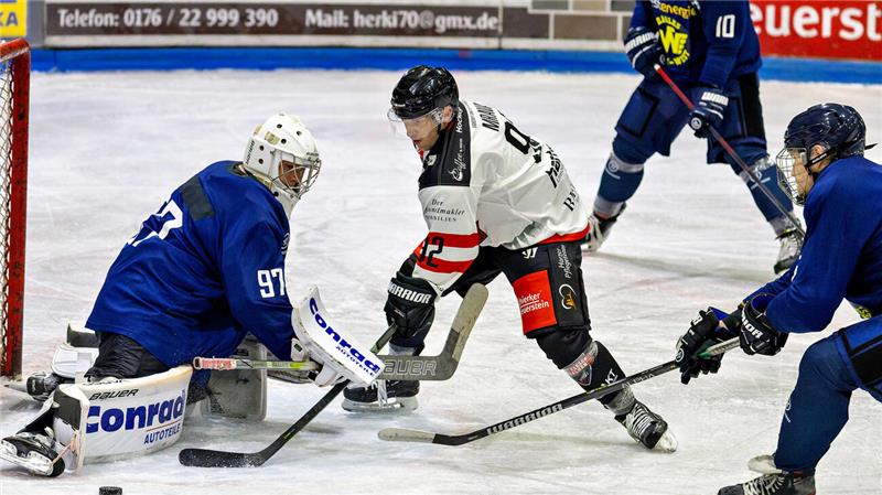 Kein Durchkommen: Filip Mrava, der am Sonntag gleich drei Mal auf Strafbank landet, und die Harzer Falken verlieren auch das zweite Spiel gegen Essen. Foto: Drechsler