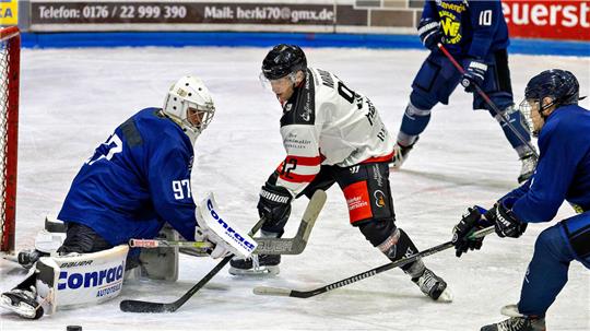 Kein Durchkommen: Filip Mrava, der am Sonntag gleich drei Mal auf Strafbank landet, und die Harzer Falken verlieren auch das zweite Spiel gegen Essen. Foto: Drechsler
