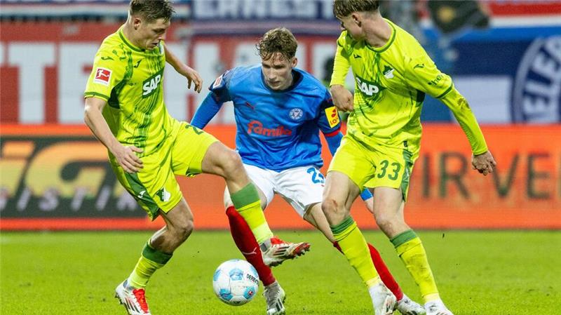 Kramaric wirkt und trifft: Hoffenheim gewinnt Kellerduell Kein Durchkommen: Kiels Lasse Rosenboom sowie die Hoffenheimer Alexander Prass und Max Moerstedt.