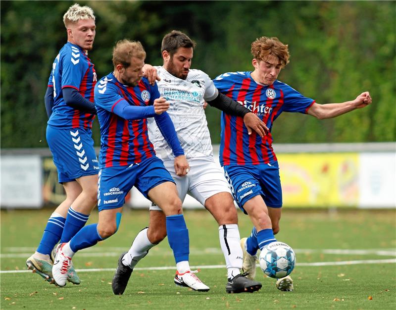 Nur GSC gewinnt, Gesprächsbedarf beim SVR Kein Durchkommen: Okers Spielertrainer Mehmet-Ali Tozlu(2. v. li.) wird gleich von drei Spielern der 2. Mannschaft des MTV Wolfenbüttel ausgebremst. Foto: Epping