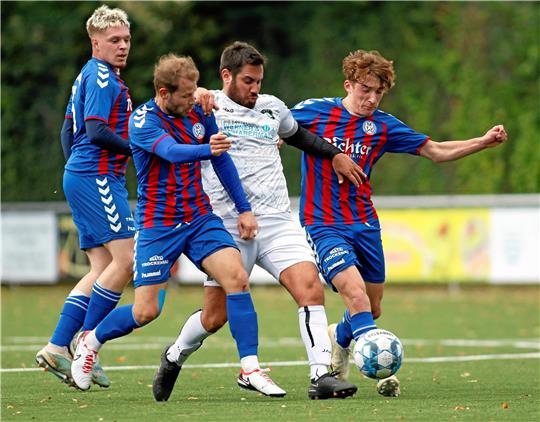 Kein Durchkommen: Okers Spielertrainer Mehmet-Ali Tozlu(2. v. li.) wird gleich von drei Spielern der 2. Mannschaft des MTV Wolfenbüttel ausgebremst. Foto: Epping