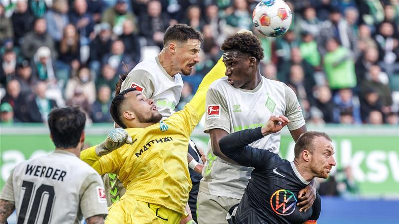 Kein Durchkommen: Werders Hintermannschaft mit dem überragenden Torwart Mio Backhaus verteidigt beim 1:0 in Wolfsburg ihr Tor.