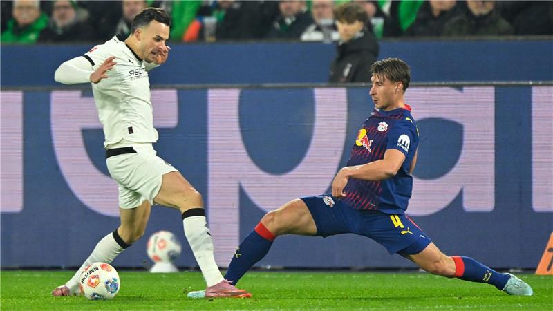 Kein Durchkommen für Gladbachs Tabakovic.