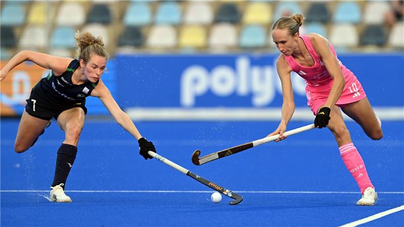 Deutsche Hockey-Damen mit viel Mühe im EM-Halbfinale Kein Durchkommen für LIsa Nolte.