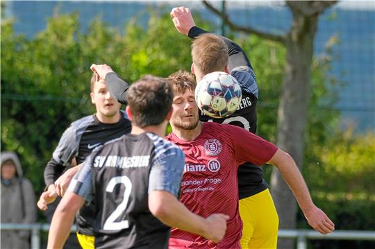 Kein Durchkommen für den Harlingeröder Luca Kassebaum, der von SVR-Spielern Christoph Kurs (l.) und Marcel Sollorz bedrängt wird. Foto: Drechsler