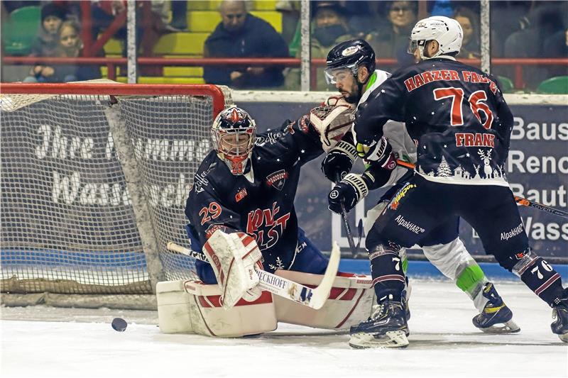 Falken-Trainer Jozef Potac: „Wichtig ist der letzte Sieg“ Kein Durchkommen für den Salzgitteraner: Zu Jahresbeginn schießen die Falken die Icefighters mit 10:2 aus dem Wurmbergstadion. Hier eine Szene mit Torhüter Taylor Dupuis und Verteidiger Patrick Franz aus diesem Spiel. Foto: Drechsler