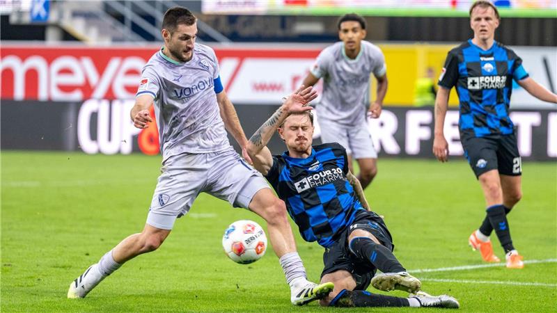 Nächste Niederlage für Bochum - 0:1 in Paderborn Kein Durchkommen für die Gäste: Calvin Brackelmann klärt vor Matus Bero.