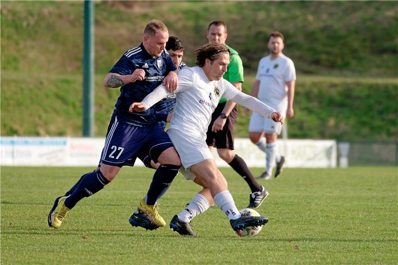 Schwarzer Sonntag für Nordharzer Kicker Kein Durchkommen für die TSG Bad Harzburg: Kay Petermann (r.), der stark beginnt, wird vom Adersheimer Niklas Boller abgeblockt. Foto: Drechsler