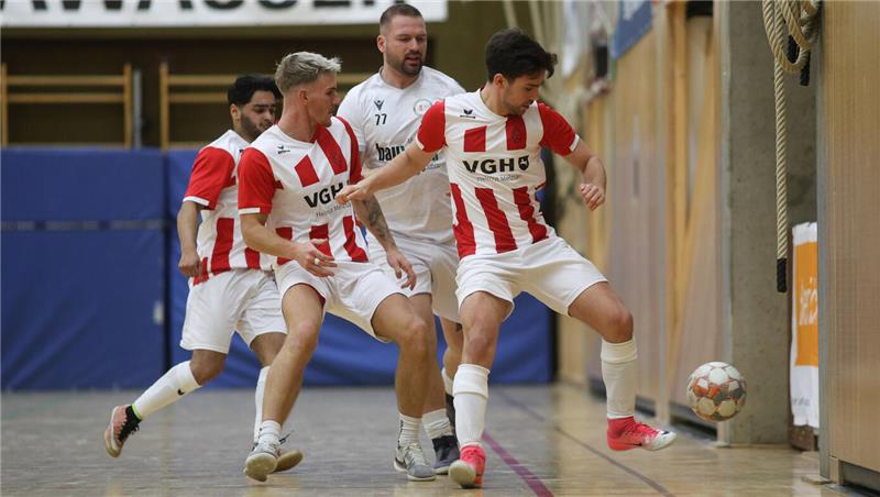 Kein Durchkommen gibt es in der Vorrunde für Gastgeber SG Bredelem/Astfeld gegen den späteren Sieger VfL Liebenburg, der in dieser Szene gleich zu dritt den Ball sichert.