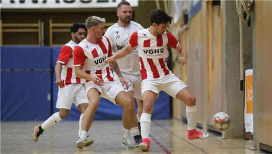 Kein Durchkommen gibt es in der Vorrunde für Gastgeber SG Bredelem/Astfeld gegen den späteren Sieger VfL Liebenburg, der in dieser Szene gleich zu dritt den Ball sichert.