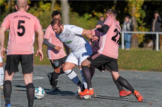 Kein Durchkommen, kein Tor und keine Punkte: Tizian Holste (Mi.) von der SG Bredelem/Astfeld wird vom TSV Lochtum gut aus dem Spiel genommen und geht leer aus. Die Gäste sichern sich hingegen mit einem 2:0-Sieg die Herbstmeisterschaft.  Foto: Drechsler