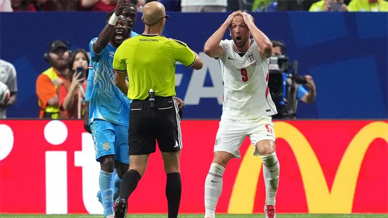 Kane verhindert Blamage: England erreicht WM-Achtelfinale Kein Elfmeterpfiff: Harry Kane (r) ist fassungslos.