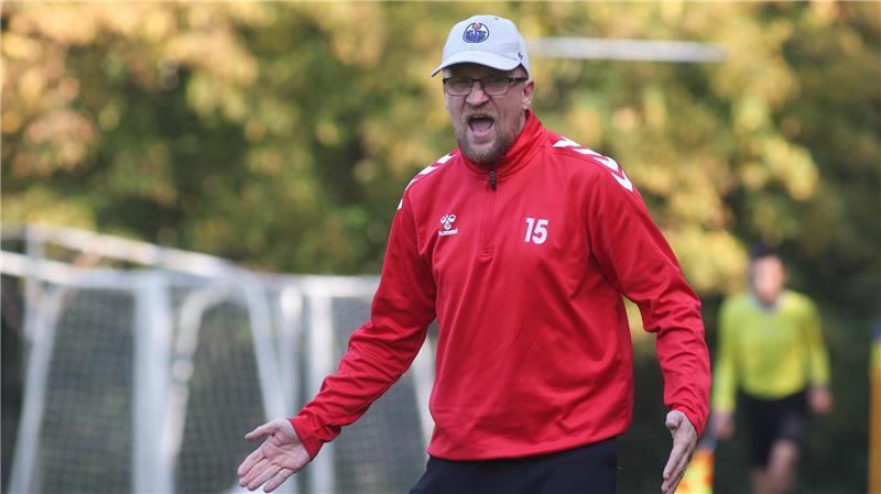 Groß Döhren nun spitze, Harlingerode kann es noch Trainer Lars Gläser feiert mit dem FC Groß Döhren den Sprung an die Tabelenspitze.