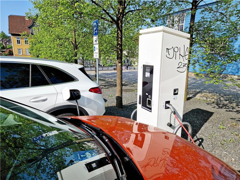Clausthal-Zellerfeld hat eine neue Schnellladestation für E-Autos Kein Grund zur Freude ist das Graffito an der Seite. Foto: Knoke