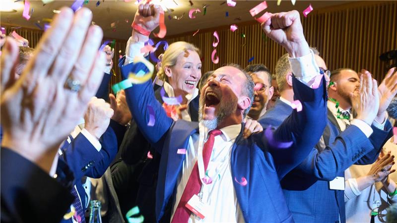 Kein Halten mehr: Jan Bollinger AfD-Spitzenkandidat in Rheinland-Pfalz und Parteichefin Alice Weidel jubeln über die Prognosen nach Schließung der Wahllokale. 