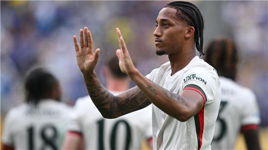 Kein Jubel: Der bei Fluminense ausgebildete Angreifer João Pedro hebt nach seinem Tor für Chelsea entschuldigend die Hände. 
