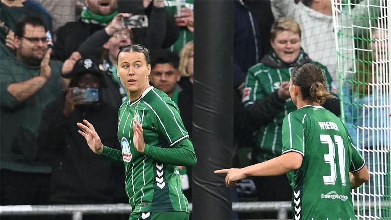 Kein Jubel gegen den Ex-Club: Werders  Larissa Mühlhaus nach ihrem Elfmeter-Tor gegen den Hamburger SV.
