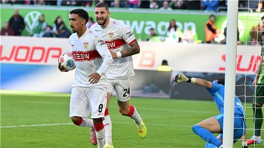 Kein Jubel nach dem Tor aus Respekt vor seinem Ex-Club: Stuttgarts Tiago Tomas (l) nach dem 1:0 gegen den VfL Wolfsburg