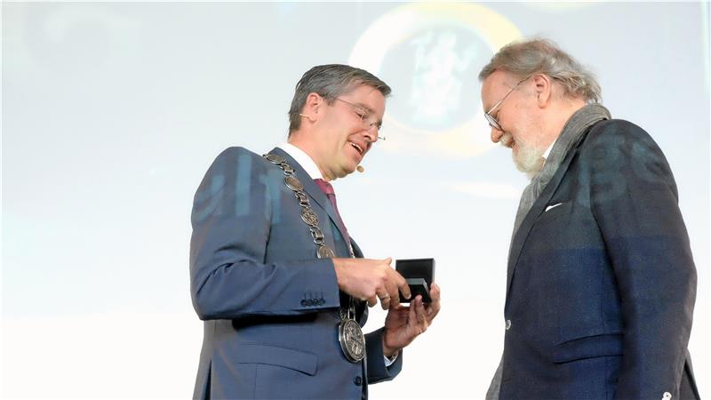 Festakt der Kaiserringverleihung: Ohne Preisträger feiert nur der harte Kern Kein Kaiserring, aber immerhin eine Ehrenplakette kann Dr. Oliver Junk in der Kaiserfalz überreichen. Damit würdigt die Stadt Goslar den scheidenden Jury-Vorsitzenden Prof. Dr. Wulf Herzogenrath für dessen 25-jährigen Einsatz für den Kaiserring. Fotos: Zietz