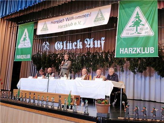„Kein Platz für Rechtsextreme“: Das teilt der Harzklub mit seinem Präsidenten Dr. Oliver Junk (stehend) Mitte Februar im Zusammenhang mit der Personalie Philipp Göthel mit und erklärt damit, warum die Kooperation mit dem Zweigverein in Zorge ausgesetzt bleibt. Das Foto zeigt das Präsidium des Gesamtverbands während einer Tagung im vorigen Jahr in Thale.  Foto: Harzklub
