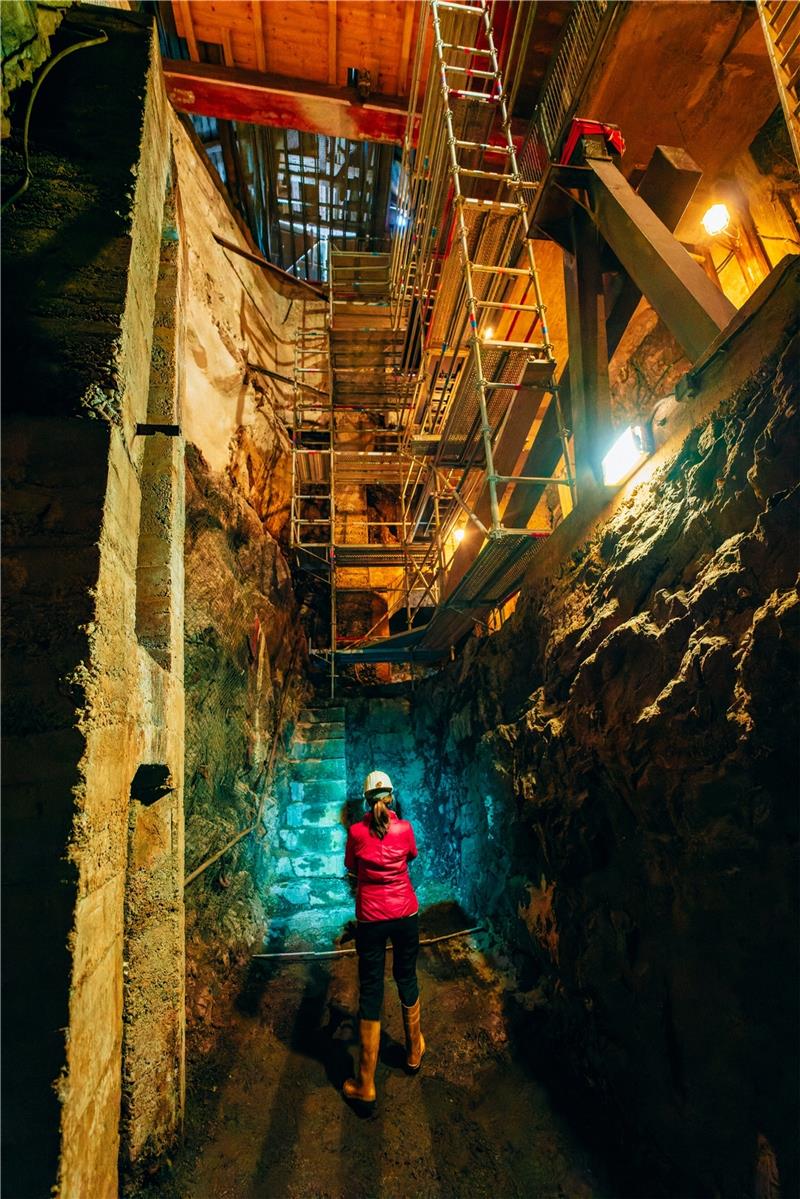 Kein Rad ist auch keine Lösung: Montanarchäologin Katharina Malek-Custodis (Niedersächsisches Landesamt für Denkmalpflege) vermisst die leere Radstube in der Grube Samson.  Archivfoto: Brabanski