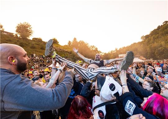 Kein Rockfestival ohne Stagediving. Auch am Beckenrand nahmen Musiker und Fans gerne auch mal ein Bad in der Menge.  Fotos: Schönfisch