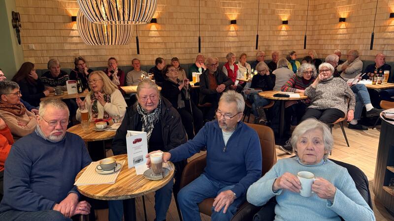 Kein Sitzplatz ist bei der Infoveranstaltung der Stadt im Café-Bistro „Spritzenhaus" mehr frei, als es um die gemeinsame Dachmarke geht.