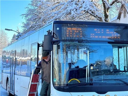 Kein Skifahrer als Passagier, sondern ein Mann mit einer Klappleiter: Seit Sonntag bringt der Skibus wieder regelmäßig alle Fahrgäste kostenlos vom ZOB quer durch Braunlage im Halb-Stunden-Takt ins Wintersportgebiet am Hexenritt. Foto: Eggers
