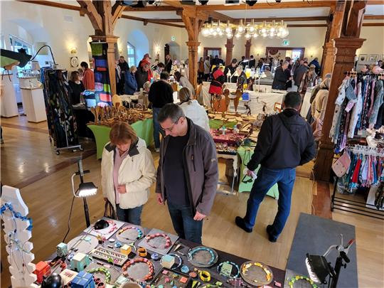 Kein Stand gleicht beim Kunsthandwerkermarkt im Schloss dem anderen, was das Angebot angeht. Darauf legen die Veranstalter jedes Mal besonderen Wert. Fotos: Exner
