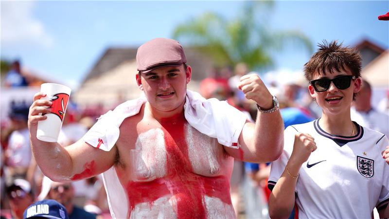 Die WM und das Wetter: im Extremfall „lebensbedrohlich“ Kein T-Shirt nötig: England-Fans bei einem Freundschaftsspiel in Florida.
