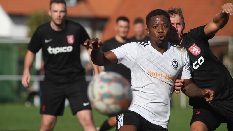 Kein Tor selbst erzielt, aber nicht zu stoppen: Hahndorfs Brayan Cardenas Erola wird zum Albtraum für die Hintermannschaft des SV Schladen. Foto: Gietemann