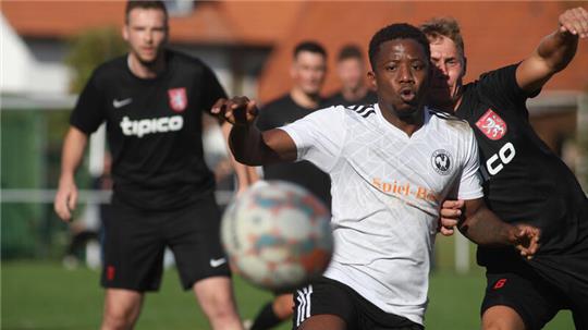 Kein Tor selbst erzielt, aber nicht zu stoppen: Hahndorfs Brayan Cardenas Erola wird zum Albtraum für die Hintermannschaft des SV Schladen. Foto: Gietemann
