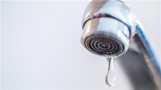 Kein Wasser: 250 Haushalte in Celle sind nach einem Rohrbruch von der Versorgung abgeschnitten. (Symbolbild)