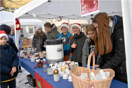 Kein Weihnachtsmarkt ohne Heißgetränke: Schüler, Lehrer und Eltern des Oberharz Gymnasiums bewirten ihre Gäste mit süßen und herzhaften Leckereien  Fotos: Breutel