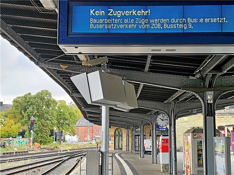 Harzer Bahnstrecken gesperrt: Ersatzverkehr läuft noch nicht rund „Kein Zugverkehr“: Information für Reisende am Bahnhof in Goslar. Foto: Sowa