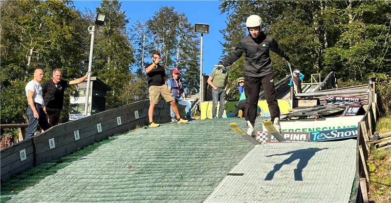 Ein Wintersport-Teppich für die Braunlager Schanzen Kein großer Unterschied zu den Skimatten: Skispringer Luke Duda äußert sich nach ersten Tests zufrieden über den neuen Belag.