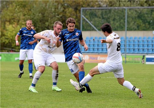 Kein richtiges Durchkommen am Osterfeld: GSC-Mittelfeldmann Tobias Keil wird von den Union-Spielen Sebastian Bischoff (li). und Crispin-Connor Teuber bedrängt. 