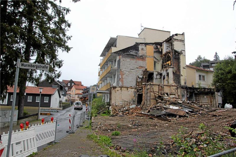 Kein schöner Anblick: Der Neubau des ehemaligen Kurhotels verfällt nach dem Abriss des Altbaus weiter, und das im Sichtfeld der Tourist-Info.  Foto: Eggers