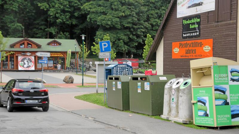 Kein schönes Entrée für die vielen Urlauber in Braunlage, die auf den Großparkplatz fahren wollten und gleich mit vielen Wertstoffcontainern empfangen worden sind.