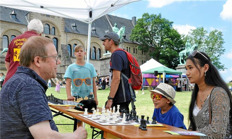 Kreativ, sonnig, fröhlich - das Kreki auf der Goslarer Pfalzwiese Keine Angst vor den schwarzen Figuren: Auch der Schachklub Goslar nutzt die Gelegenheit und wirbt beim Kreki auf der Pfalzwiese um die Gunst der jungen Besucher. Foto: Heine