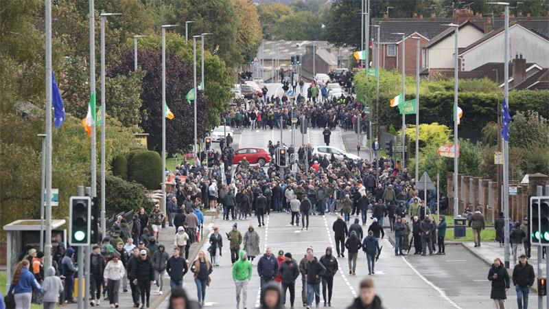 Keine Bewegung: Die umstrittene Parade bleibt seit den Morgenstunden blockiert. 