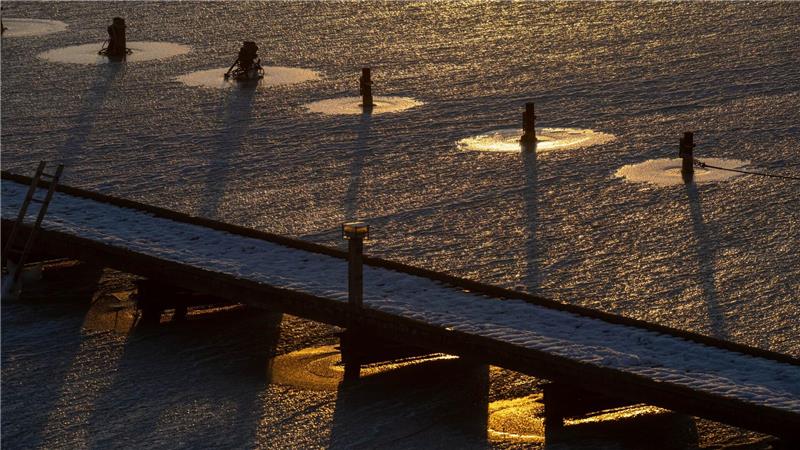 Keine Boote im zugefrorenen Anglerhafen.