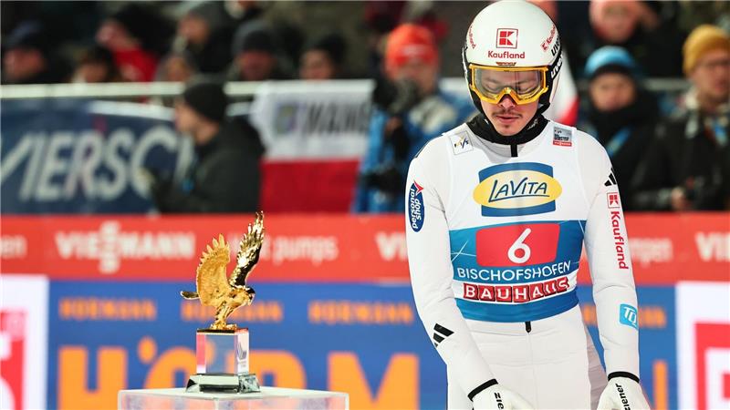Ein Glas Bier: Domen Prevc folgt Bruder als Tournee-Champion Keine Chance auf den Adler: Philipp Raimund.