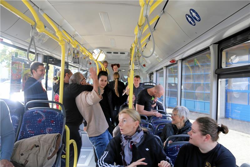 Keine Chance für Prügler und Pöbler: Wie sie sich und andere Fahrgäste vor aggressiven Zeitgenossen schützen können, lernten die Schüler der Judo-Karate-Schule Goslar in einem Stadtbus. Foto: Hartmann