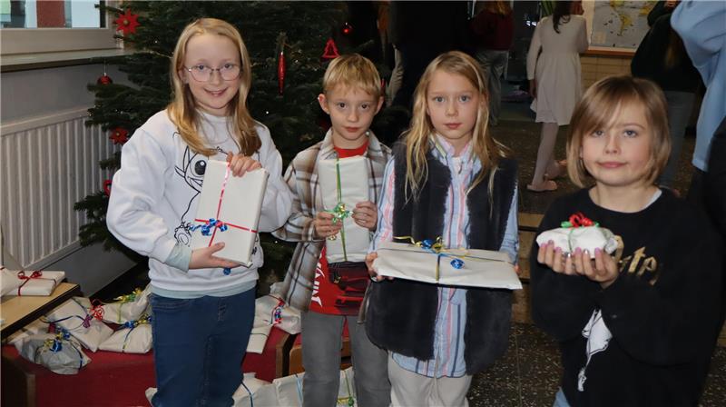 Kinder mit Geschenken