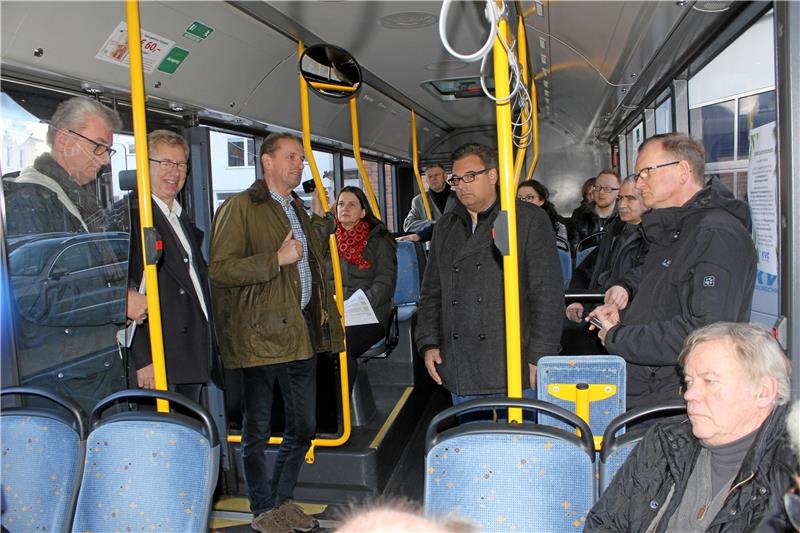 Fahrt im Skibus könnte bald Geld kosten Keine Frage, die Ehrengäste haben zur Einweihung des Skibusses bei ihrer Fahrt zum Hexenritt natürlich kein Geld bezahlt. Und zum Start des Angebots war die Nutzung der Verbindung für alle kostenlos. Mit dem Start der nächsten Saison könnte es allerdings sein, dass die Braunlager zahlen müssen, wenn sie sich mit der Linie 879 zum Hexenritt bringen lassen. Archivfoto: Seltmann
